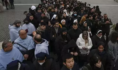 முன்னாள் போப் ஆண்டவர் 16-ம் பெனடிக்ட் உடலுக்கு அஞ்சலி செலுத்திய பொதுமக்கள்