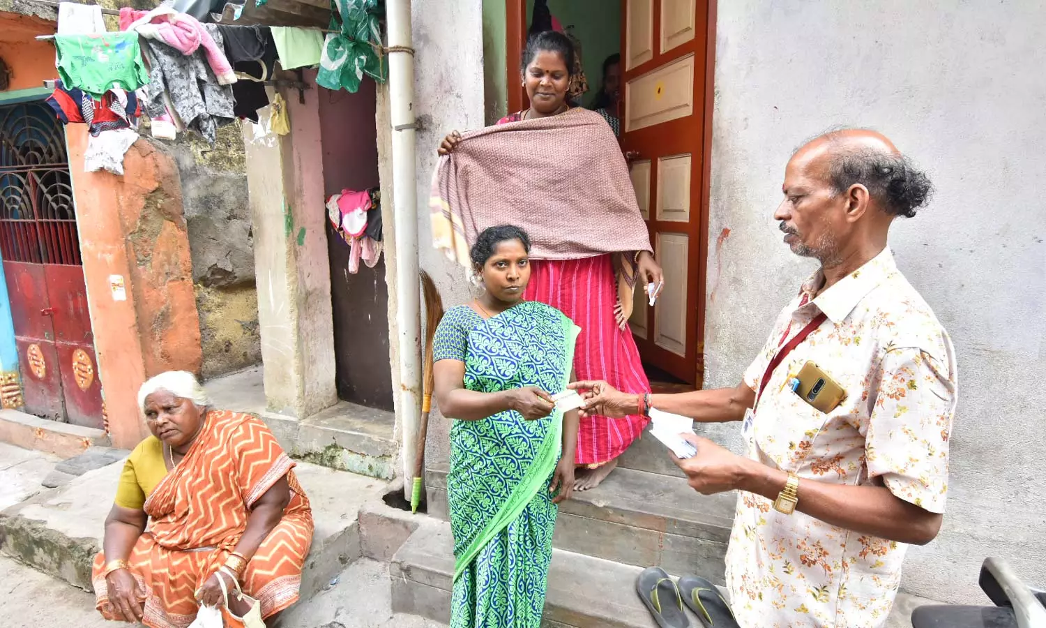 பொங்கல் பரிசு தொகுப்பு பெறுவதற்கான டோக்கன் வினியோகம் தொடங்கியது