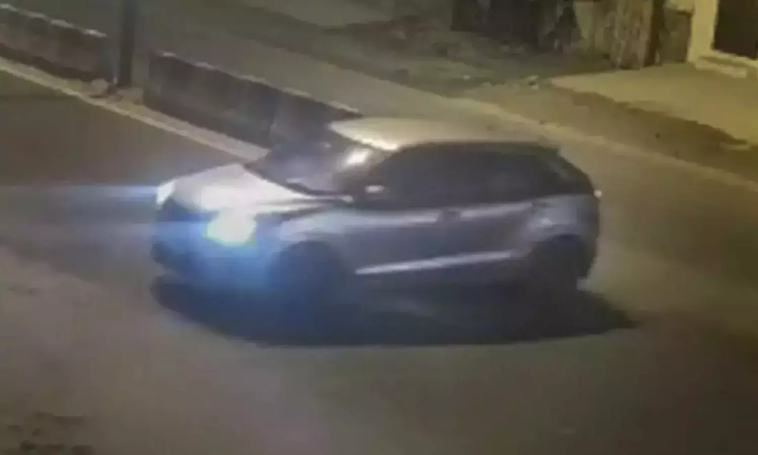 டெல்லியை உலுக்கிய விபத்தில் புதிய திருப்பம்- பலியான பெண்ணுடன் வந்த தோழியிடம் போலீசார் தீவிர விசாரணை டெல்லியை உலுக்கிய விபத்தில் புதிய திருப்பம்- பலியான பெண்ணுடன் வந்த தோழியிடம் போலீசார் தீவிர விசாரணை