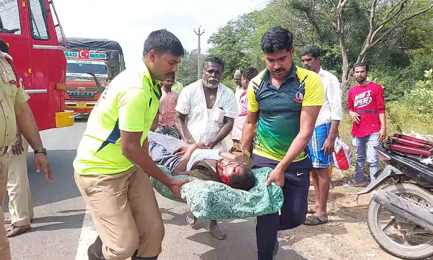 செங்கம் அருகே லாரி-பஸ் மோதி விபத்து | Tiruvannamalai News Truck-bus  collision near Sengam