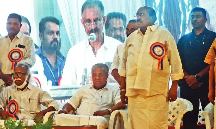 குரு வணக்கம் பாடும் போது எழுந்து நிற்காத கேரள முதல்-மந்திரி பினராயி விஜயன் குரு வணக்கம் பாடும் போது எழுந்து நிற்காத கேரள முதல்-மந்திரி பினராயி விஜயன்