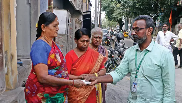 பொங்கல் பரிசு தொகுப்புக்கான டோக்கன் வினியோகம் தொடங்கியது
