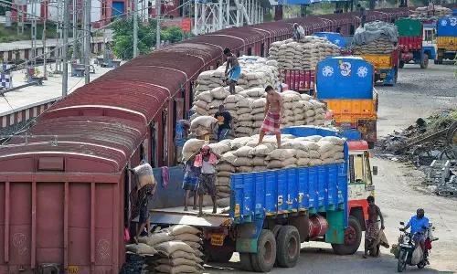 சரக்கு மற்றும் பயணிகள் போக்குவரத்து மூலம் ரெயில்வேக்கு ரூ.1.83 லட்சம் கோடி வருவாய்