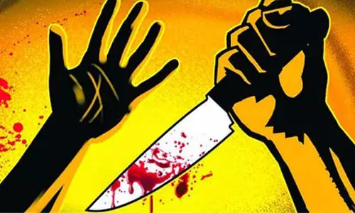 வாலிபரை கத்தியால் குத்திய கும்பல்