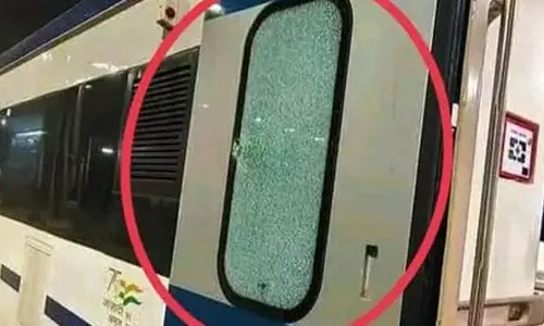 மேற்கு வங்காளத்தில் புதிதாக தொடங்கப்பட்ட வந்தே பாரத் ரெயில் மீது மர்மநபர்கள் கல்வீச்சு