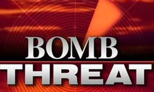 போலீசாரை பழி வாங்க வெடிகுண்டு மிரட்டல் விடுத்த வாலிபர் கைது