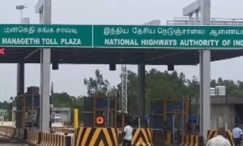 சுங்கச்சாவடி மேற்பார்வையாளரை தாக்கிய பா.ம.க. நகர செயலர் உள்பட 8 பேர் மீது வழக்கு