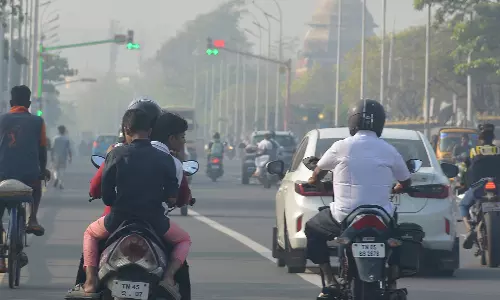 சென்னையில் பனிமூட்டம், குளிர் அதிகரிப்பால் வாகன ஓட்டிகள் கடும் அவதி