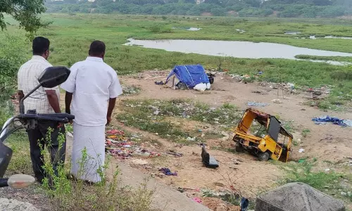 கடலூரில் பரபரப்பு  கெடிலம் ஆற்றில் பாய்ந்த ஷேர் ஆட்டோ:  டிரைவர் உயிர் தப்பினார்
