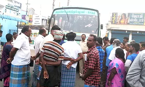 கபிலர்மலை அருகே அரசு பஸ் சிறைபிடிப்பு