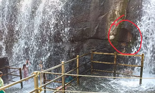 பாறைக்கல் விழுந்ததால் திற்பரப்பு அருவியில் குளிக்க திடீர் தடை