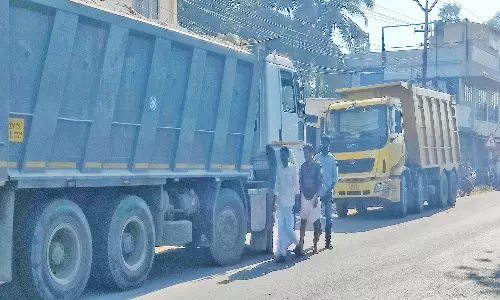 களியக்காவிளை அருகே அதிக பாரத்துடன் கனிம வளங்களை கேரளாவிற்கு கடத்தி சென்ற 3 லாரிகள் பறிமுதல்