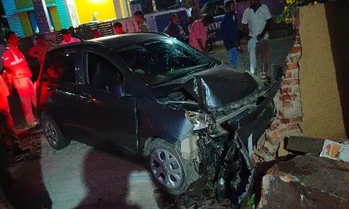 இரணியல் அருகே கார் மோதி முதியவர் படுகாயம்