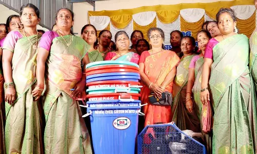 அரசு பள்ளிக்கு முன்னாள் மாணவிகள் உதவி