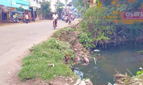 தடுப்புச்சுவர் இன்றி காணப்படும் வாய்க்கால் பாலங்கள்