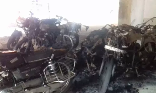 8 மோட்டார் சைக்கிள்கள் எரிப்பு