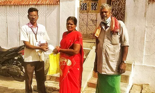 சின்னசேலம் பகுதியில் பொங்கல் தொகுப்பிற்காக வீடு, வீடாக ேடாக்கன்  வழங்கும் பணி தொடக்கம்