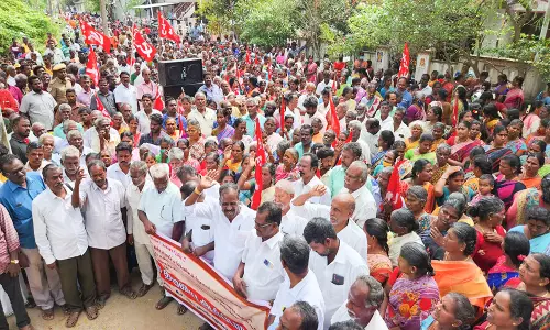 பொங்கல் பண்டிைகக்கு ரூ.5 ஆயிரம் வழங்ககோரி ஆர்ப்பாட்டம்