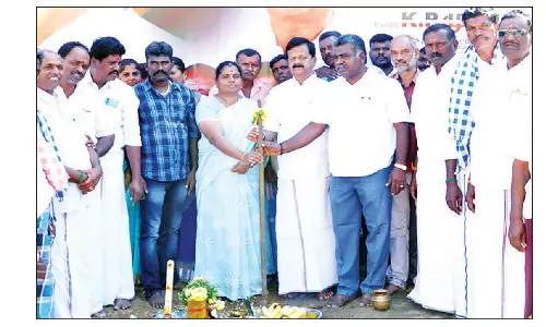 ரூ.13.6 லட்சம் மதிப்பிலான சாலை பணி:எம்.எல்.ஏ. தொடங்கி வைத்தார்