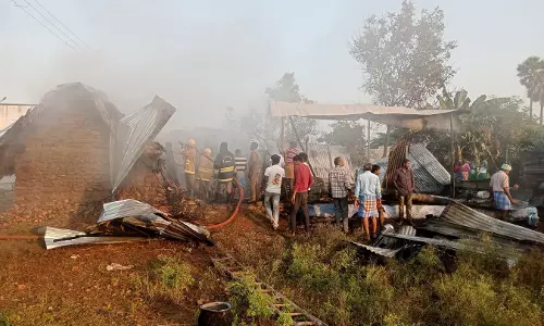 தீ விபத்தில் 3 குடிசை வீடுகள் எரிந்து சேதம்