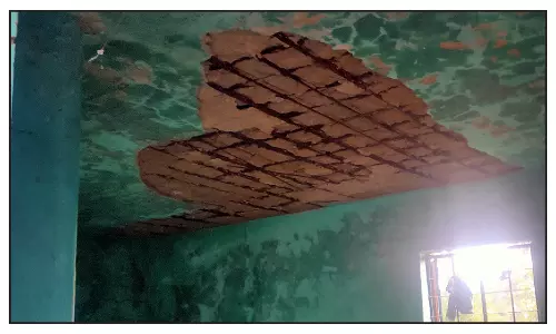 அரசு குடியிருப்புகள் பழுதால் குடிசை அமைத்து வசிக்கும் மக்கள்