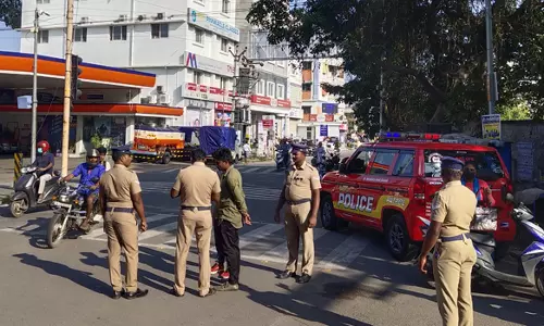 சேலம் ராமகிருஷ்ணா ரோட்டில் போலீசார் ஹெல்மெட் சோதனை