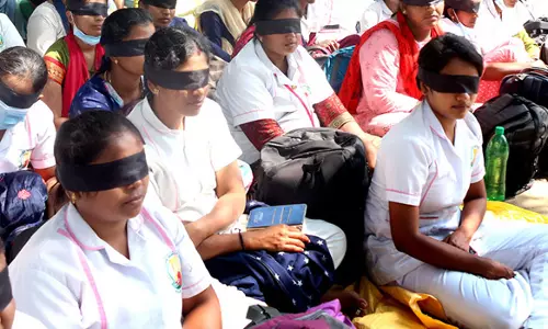 சேலத்தில் பணி நீக்கம் செய்யப்பட்ட நர்சுகள் 3-வது நாளாக  காத்திருப்பு போராட்டம்