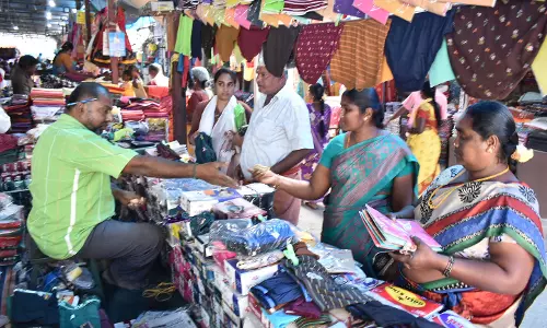 ஜவுளி சந்தையில் வெளி மாநில வியாபாரிகள் குவிந்ததால் மொத்த வியாபாரம் அமோகம்