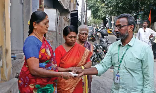 பொங்கல் பரிசு தொகுப்புக்கான டோக்கன் வினியோகம் தொடங்கியது