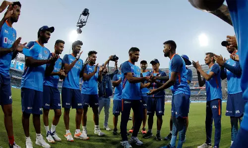 இந்தியாவுக்கு எதிரான முதல் டி20 கிரிக்கெட்- டாஸ் வென்று பந்துவீச்சை தேர்வு செய்தது இலங்கை