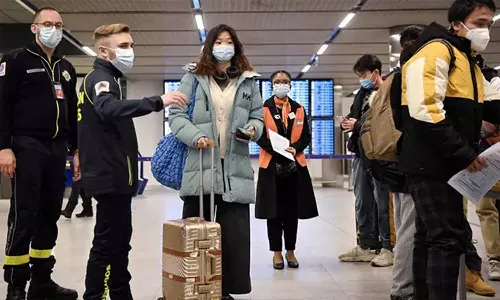 எங்கள் நாட்டு பயணிகளை மட்டும் குறிவைத்து கட்டுப்பாடுகள் விதிப்பதா? சீனா கண்டனம்