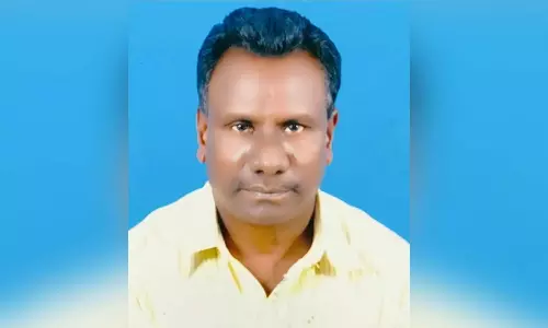 மோட்டார் சைக்கிளில் இருந்து தவறி விழுந்த கண்டக்டர் மீது லாரி ஏறியதில் தலை நசுங்கி பலியானார்