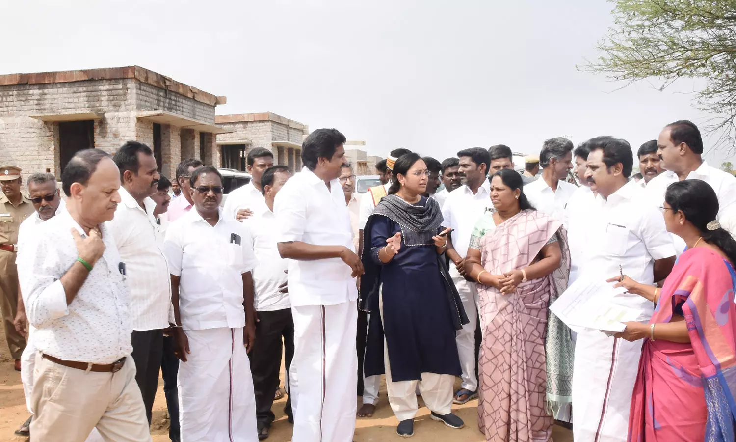 தரமற்ற இருளர் குடியிருப்பு கட்டுமான பணி- காண்டிராக்டருக்கு கலெக்டர் ஆர்த்தி எச்சரிக்கை