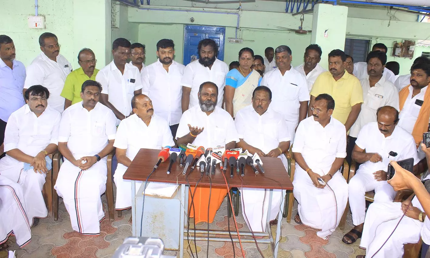 தி.மு.க. ஆட்சியில் கடன் தொகை விண்ணை முட்டும் வகையில் உயர்ந்துள்ளது- ஆர்.பி.உதயகுமார் குற்றச்சாட்டு தி.மு.க. ஆட்சியில் கடன் தொகை விண்ணை முட்டும் வகையில் உயர்ந்துள்ளது- ஆர்.பி.உதயகுமார் குற்றச்சாட்டு