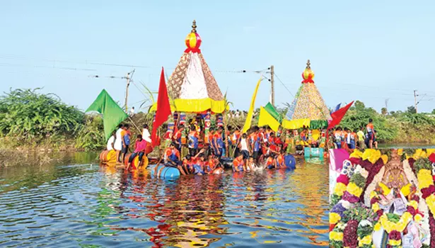 தாரமங்கலம் அருகே மார்கழி ஏகாதசியை முன்னிட்டு தெப்ப தேர்த்திருவிழா