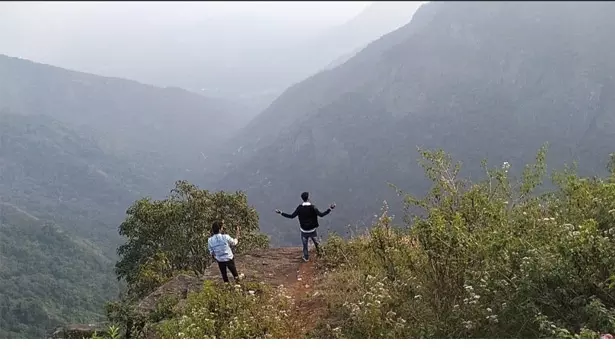 கேத்ரின் நீர்வீழ்ச்சியில் ஆபத்தான பகுதிகளுக்கு சென்று புகைப்படம் எடுக்கும் சுற்றுலா பயணிகள் கேத்ரின் நீர்வீழ்ச்சியில் ஆபத்தான பகுதிகளுக்கு சென்று புகைப்படம் எடுக்கும் சுற்றுலா பயணிகள்