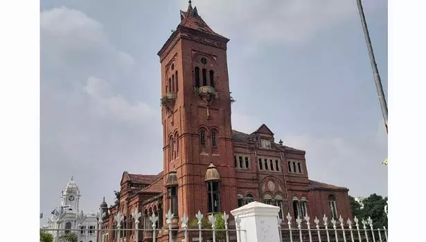 சென்னையில் பாரம்பரிய விக்டோரியா ஹால் கட்டிடத்தில் திடீரென முளைத்த மரச்செடிகள் சென்னையில் பாரம்பரிய விக்டோரியா ஹால் கட்டிடத்தில் திடீரென முளைத்த மரச்செடிகள்