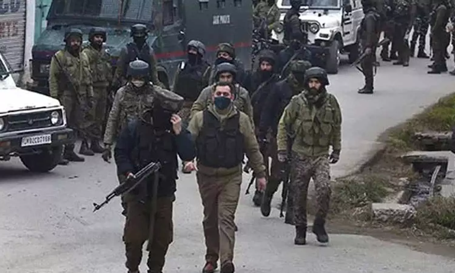 பயங்கரவாத தாக்குதல் எதிரொலி - காஷ்மீரில் 1800 ராணுவ வீரர்கள் குவிப்பு பயங்கரவாத தாக்குதல் எதிரொலி - காஷ்மீரில் 1800 ராணுவ வீரர்கள் குவிப்பு