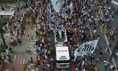 கால்பந்து ஜாம்பவான் பீலே உடல் அடக்கம் - கண்ணீருடன் விடையளித்த ரசிகர்கள்