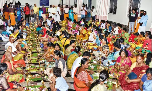 பழனி முருகன் கோவிலில் விளக்கு பூஜை