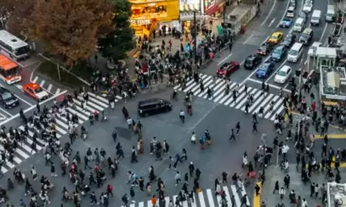 மக்கள் பெருக்கத்தை குறைக்க டோக்கியோவில் இருந்து வெளியேறும் குடும்பங்களுக்கு நிதியுதவி