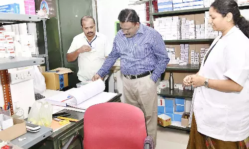 ஆண்டிபட்டி பகுதியில் மருந்துக்கிடங்கு, ஆஸ்பத்திரிகளில் கலெக்டர் திடீர் ஆய்வு