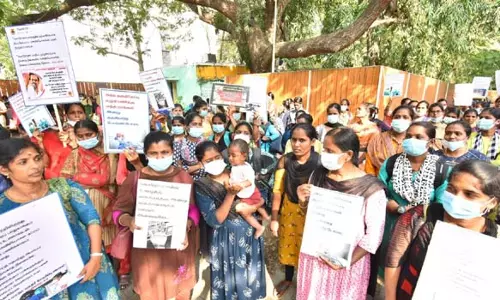 பணிநீக்க ஆணையை ரத்து செய்யக்கோரி சென்னையில் ஒப்பந்த நர்சுகள் முற்றுகை போராட்டம்
