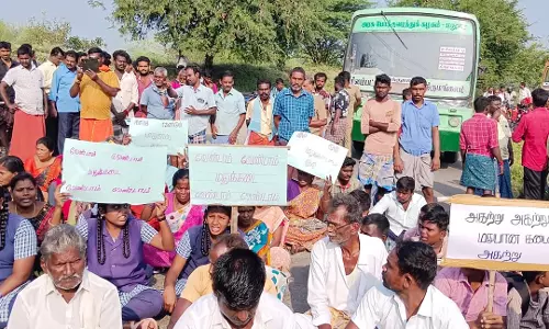 டாஸ்மாக் கடையை அகற்ற கோரி கிராம மக்கள்-மாணவர்கள் மறியல்