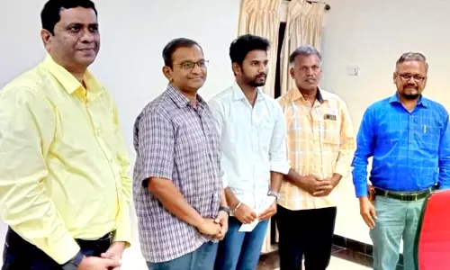 ரெயில் விபத்தை தடுத்த வாலிபருக்கு  பாராட்டு