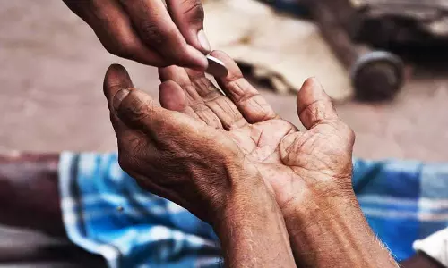 கோவிலில் இறைவன் தரிசனத்திற்கு முன் தானம்... ஏன் தெரியுமா?