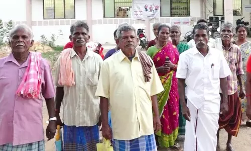 கிராம மக்களுடன் தாசில்தார் பேச்சுவார்த்தை