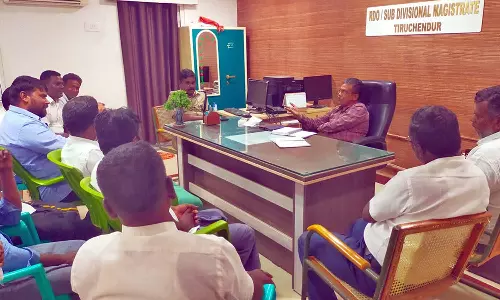 திருச்செந்தூர் அரசு பள்ளியில் மர்மமாக இறந்த மாணவன் உடலை வாங்க மறுத்து உறவினர்கள் போராட்டம்