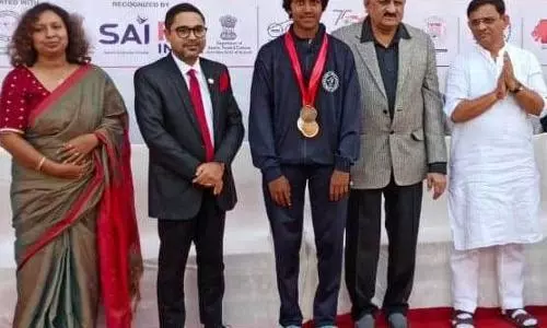 தேசிய டென்னிஸ் போட்டியில் கரூர் பரணி வித்யாலயா பள்ளி மாணவி 4 பதக்கங்கள் வென்று சாதனை