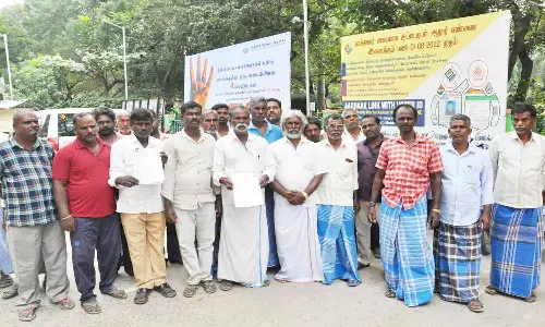 வேலூர் கலெக்டர் அலுவலகத்தில் மாட்டு வண்டி தொழிலாளர்கள் மனு